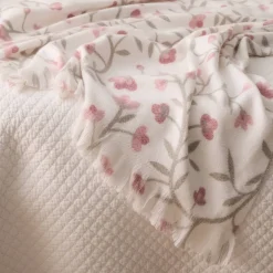 Plaid con flores y flecos decorativos Lapla