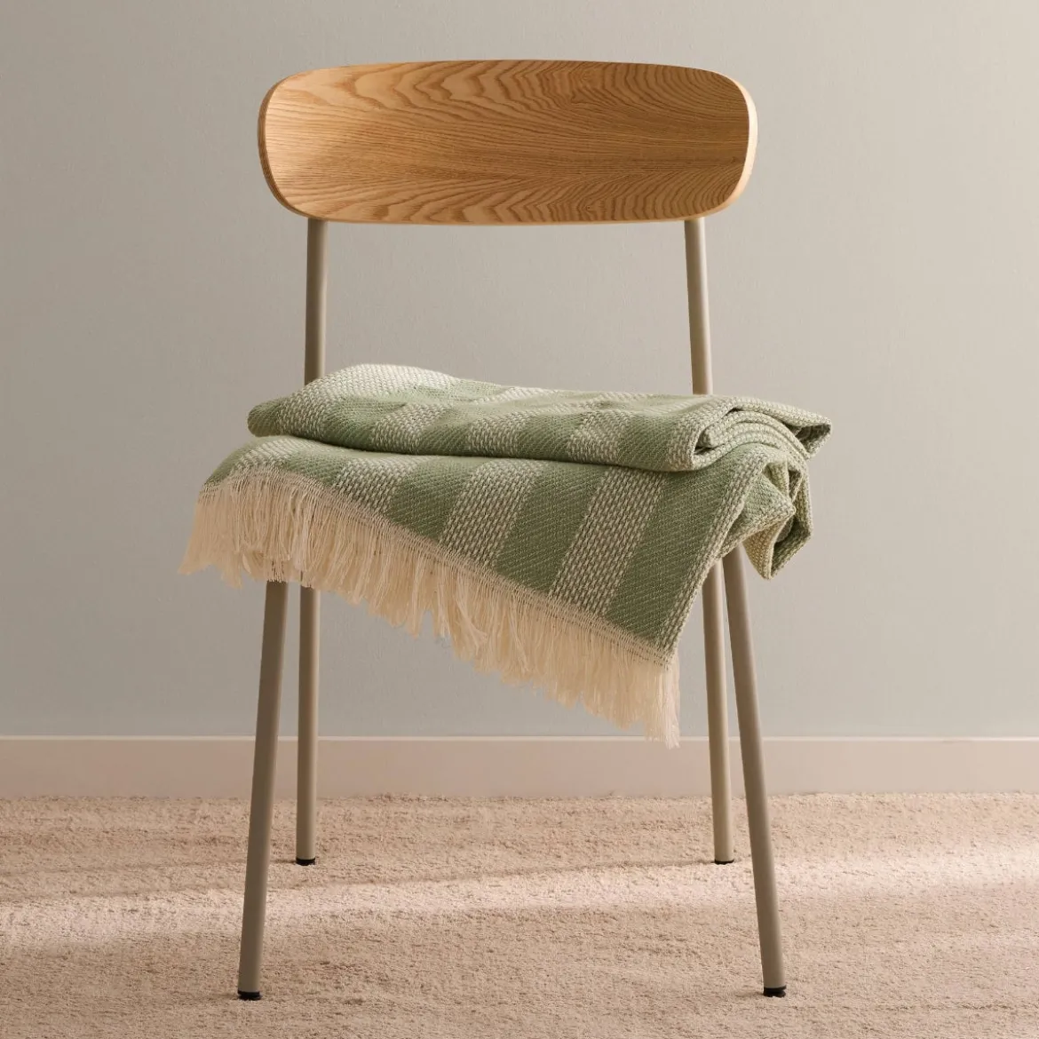 Plaid de rayas tejidas verde con flecos Primpla